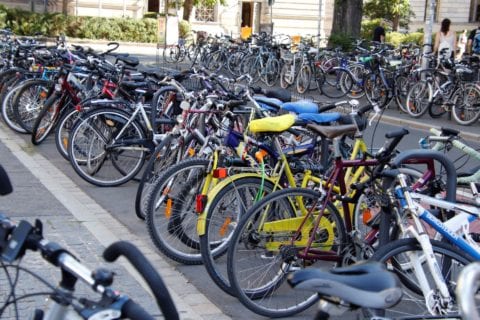 Viele Fahrräder vor der Hauptbibliothek legen nahe, dass die Nutzenden sich in der Bibliothek aufhalten.
