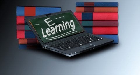 Laptop steht vor Büchern und symbolisiert E-Learning