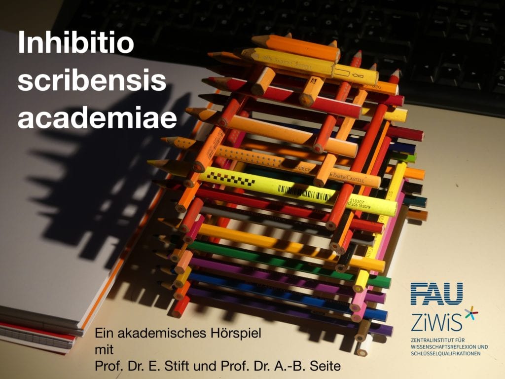 Gestapelte Stifte und Papier stellen eine Schreibblockade visuell dar