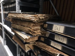 Abbildung einiger Zeitungsbände, die durch Säurefraß stark zerstört sind