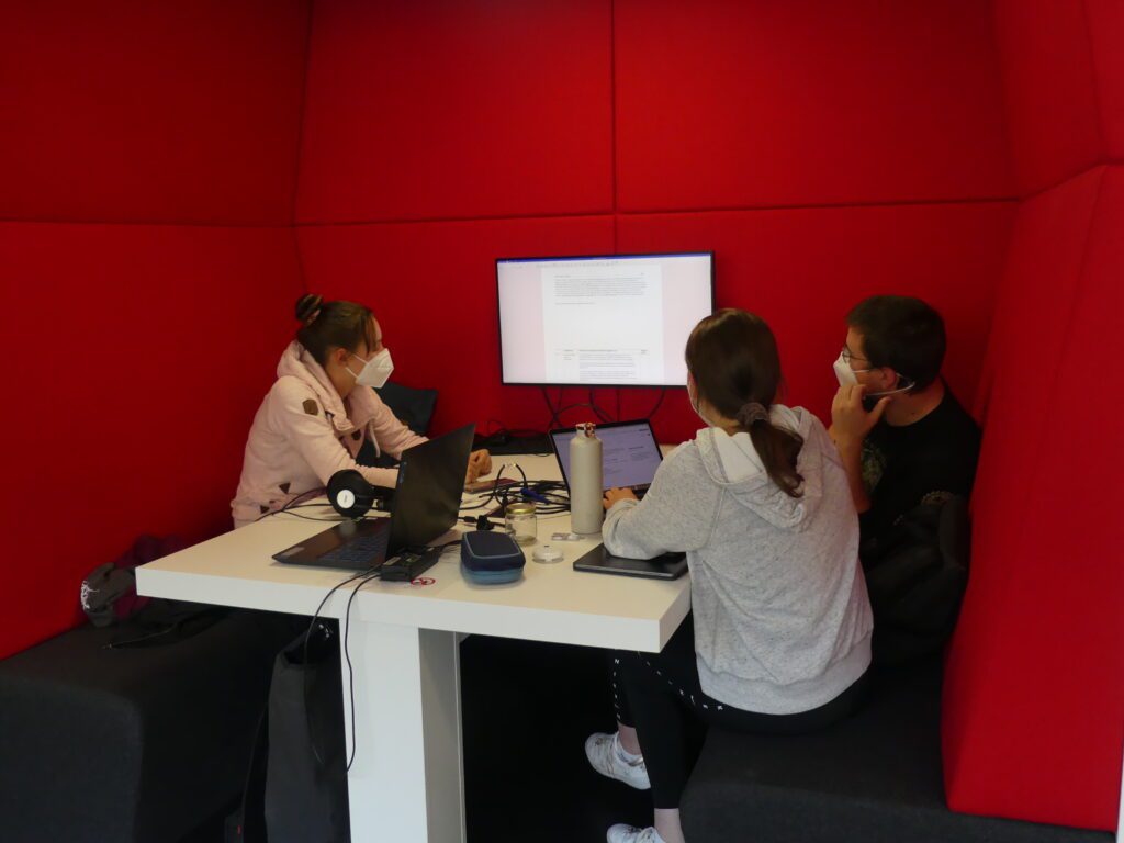 Gruppenarbeitsplatz mit Team-Monitor