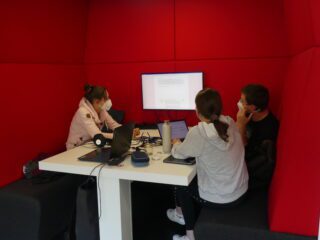 Gruppenarbeitsplatz mit Team-Monitor