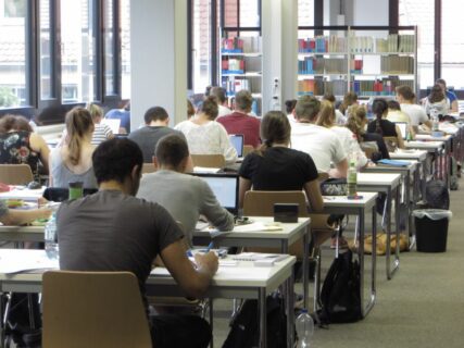 Studierende lernen im Lesesaal der Hauptbibliothek