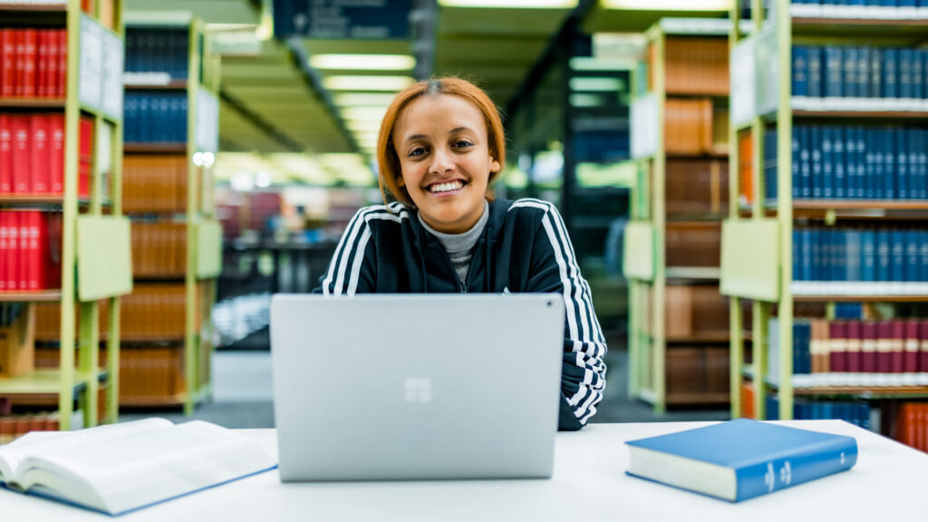 TNZB Studentin am Laptop