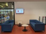 Lounge-Bereich im Foyer der Technisch-naturwissenschaftlichen Zweigbibliothek (TNZB)